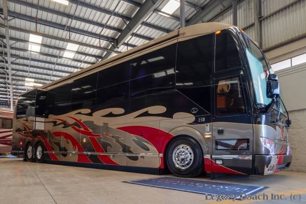 2011 Prevost Featherlite H3 45 Triple Slide Bath And A Half 041119, Legacy  Coach